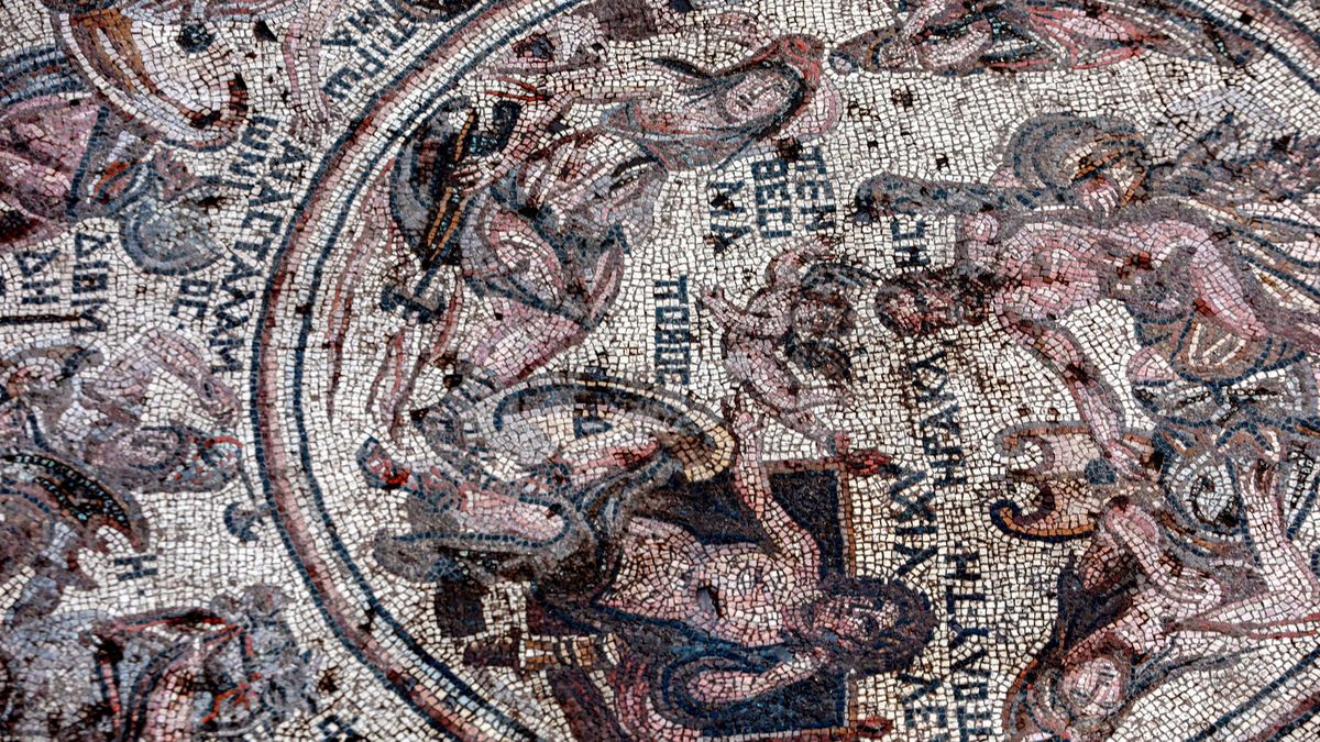 Fotky Neptuna a jeho milenek. V Sýrii našli prastarou římskou mozaiku